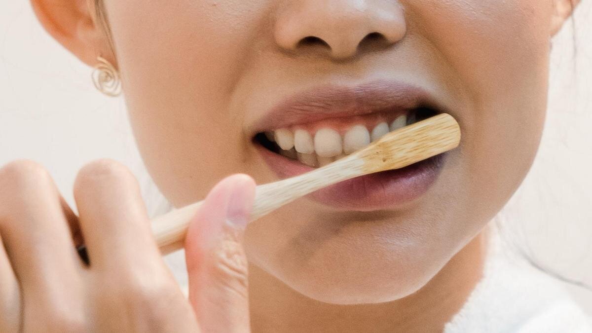    Девушка чистит зубы:pexels.com