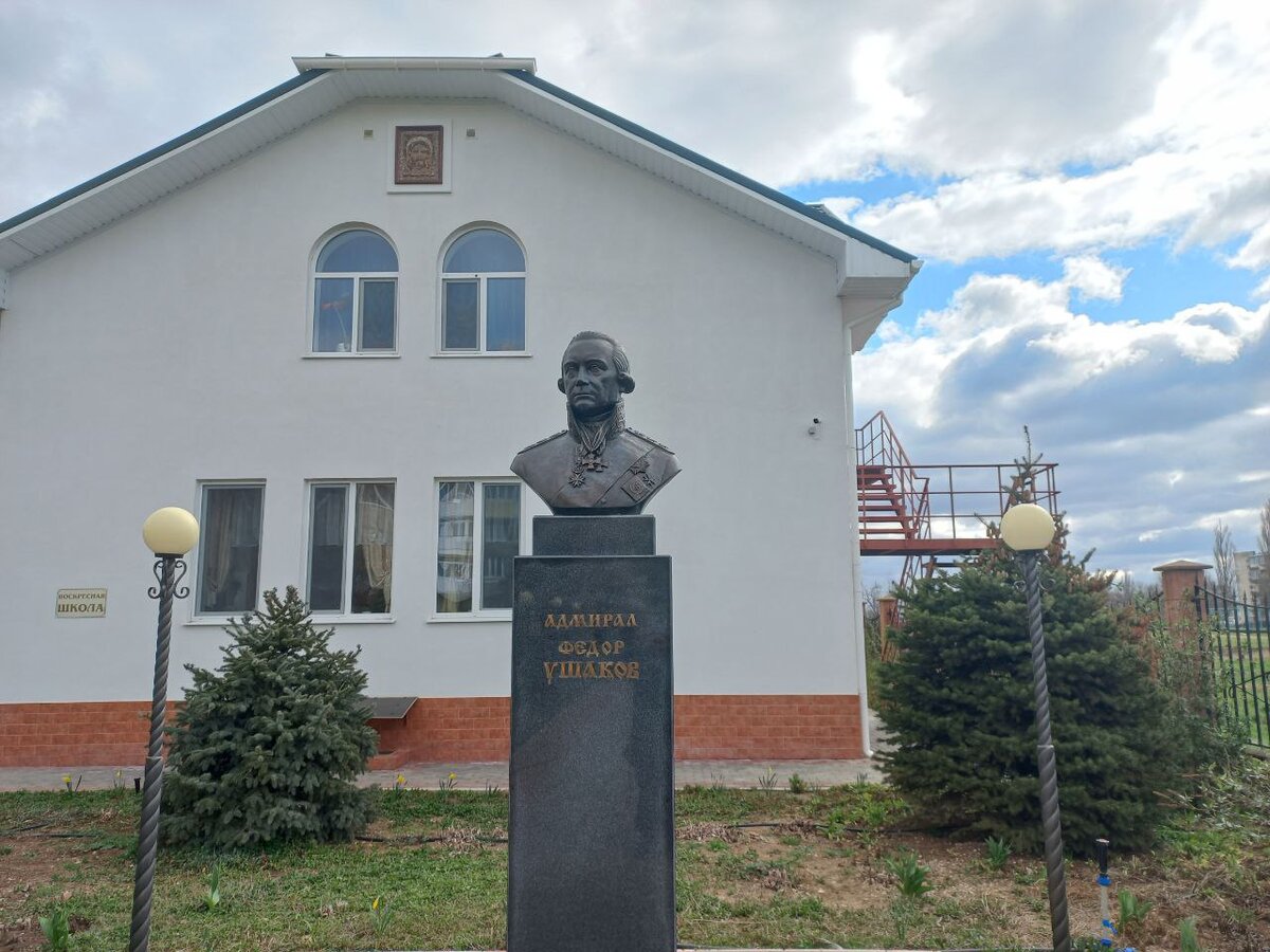 На территории храма в октябре 2021 года прославленному русскому адмиралу Ф.Ф.Ушакову открыт памятник. Фото: Молочкова А.