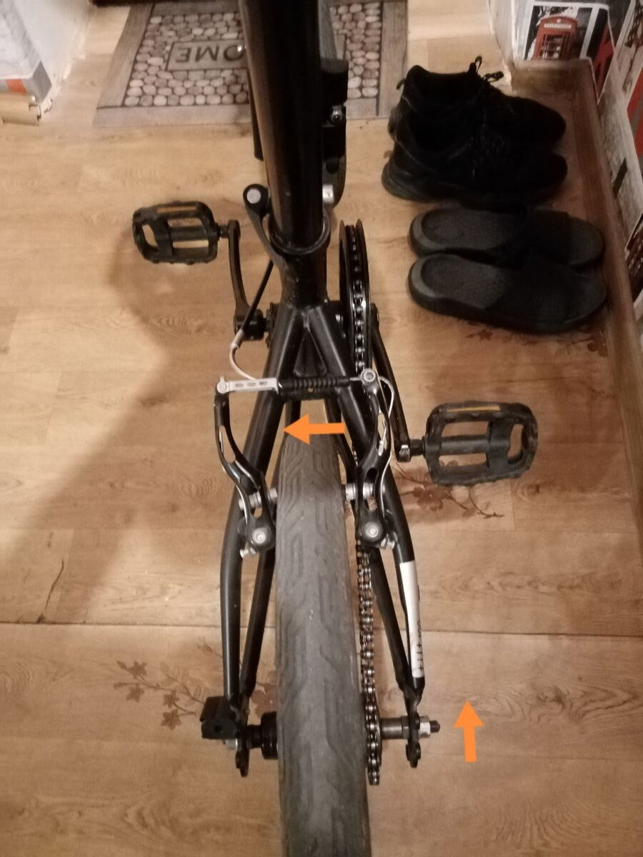 Сторона ослабления крепежа оси и направление смещения колеса