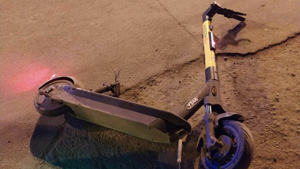     В пятницу 7 апреля напротив дома №108 по улице Бабушкина в Ижевске произошло первое в нынешнем году официально зарегистрированное ДТП с участием электросамоката.