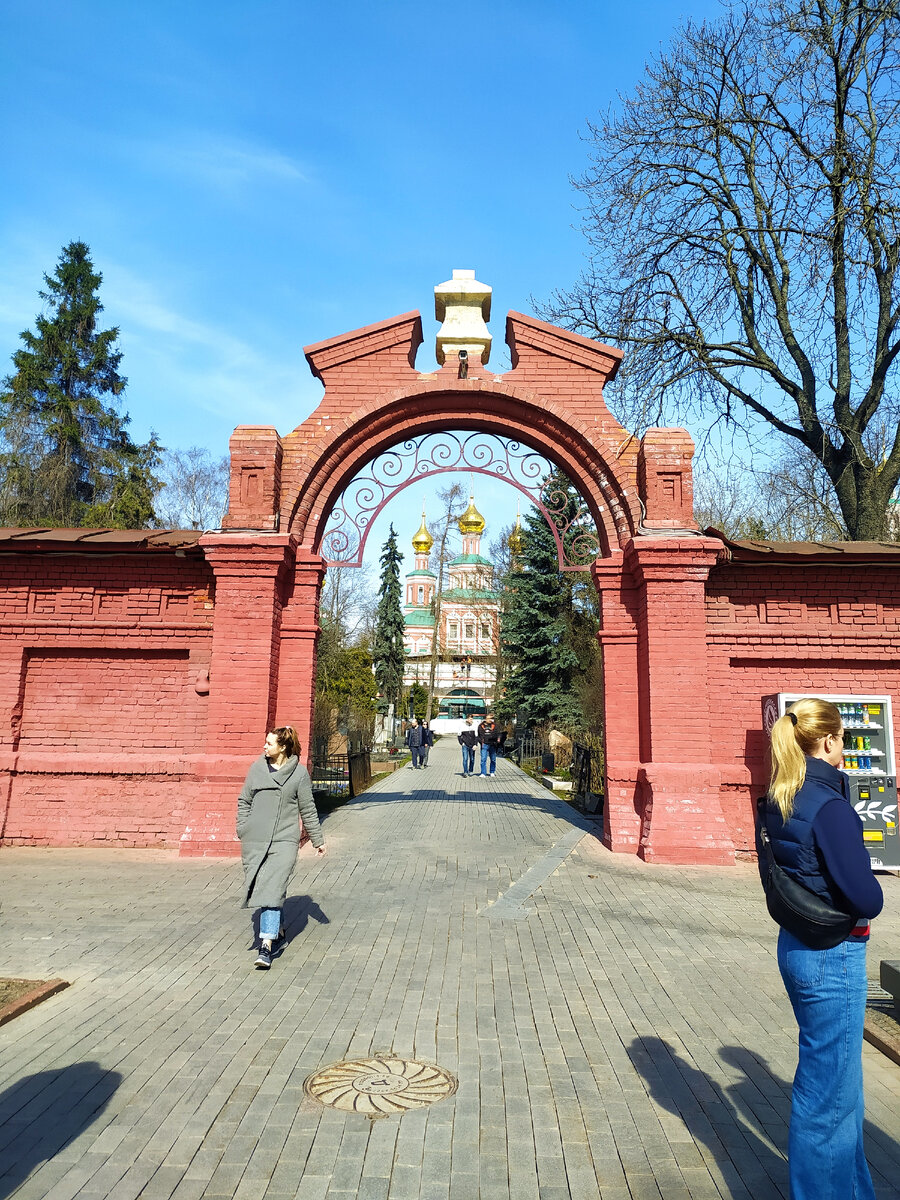 На Новодевичьем кладбище (фото автора) листайте далее