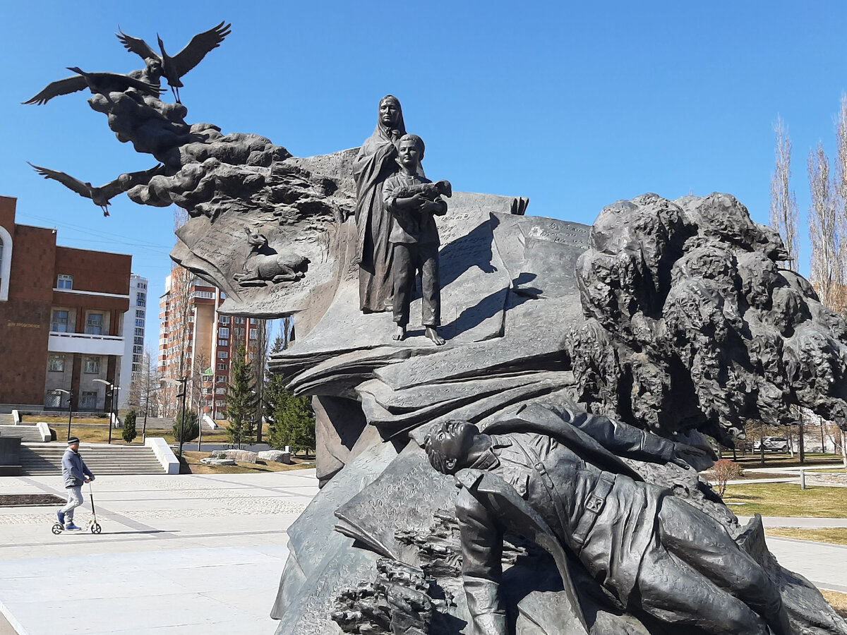 памятник Мустаю Кариму в Уфе