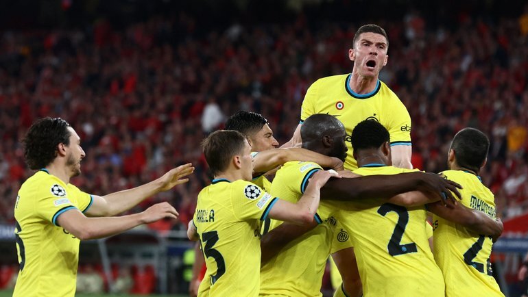    Игроки «Интера» радуются победе над «Бенфикой». Reuters