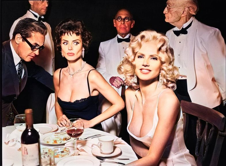 Джейн Мэнсфилд справа(а удивляется её прекрасным... волосам Софи Лорен). Фото является реставрацией знаменитой встречи в 1957-ом году.