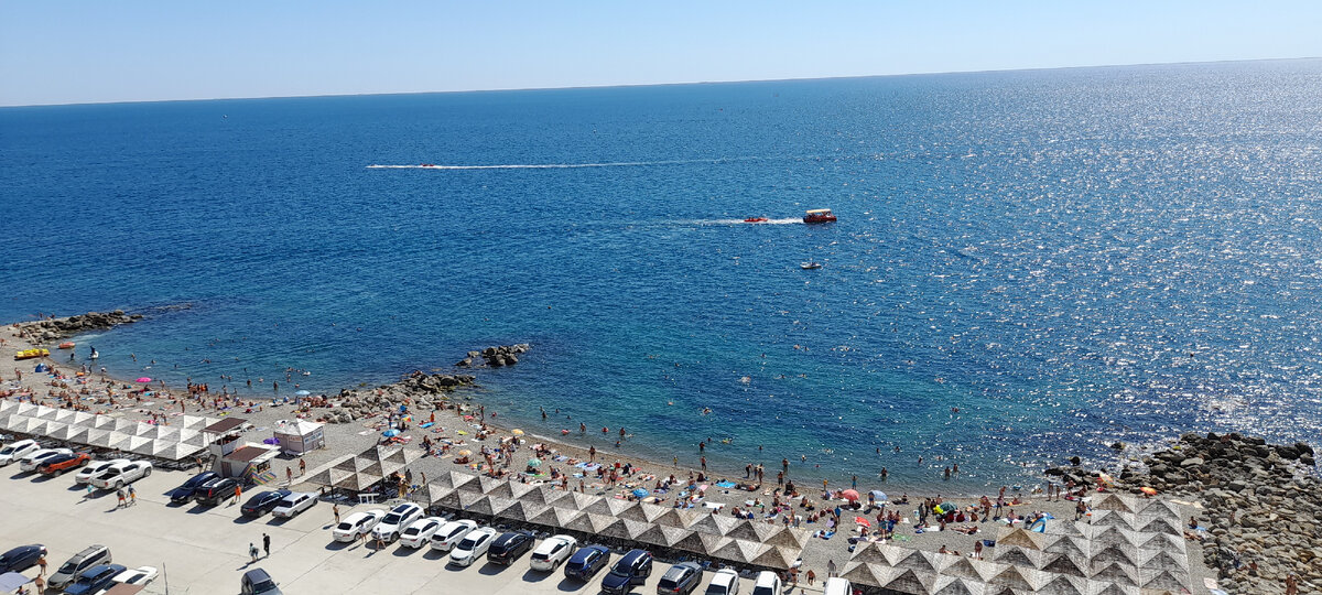 Пляж недалеко от Архипо-Осиповки, и это ещё один из самых малолюдных - здесь платный въезд