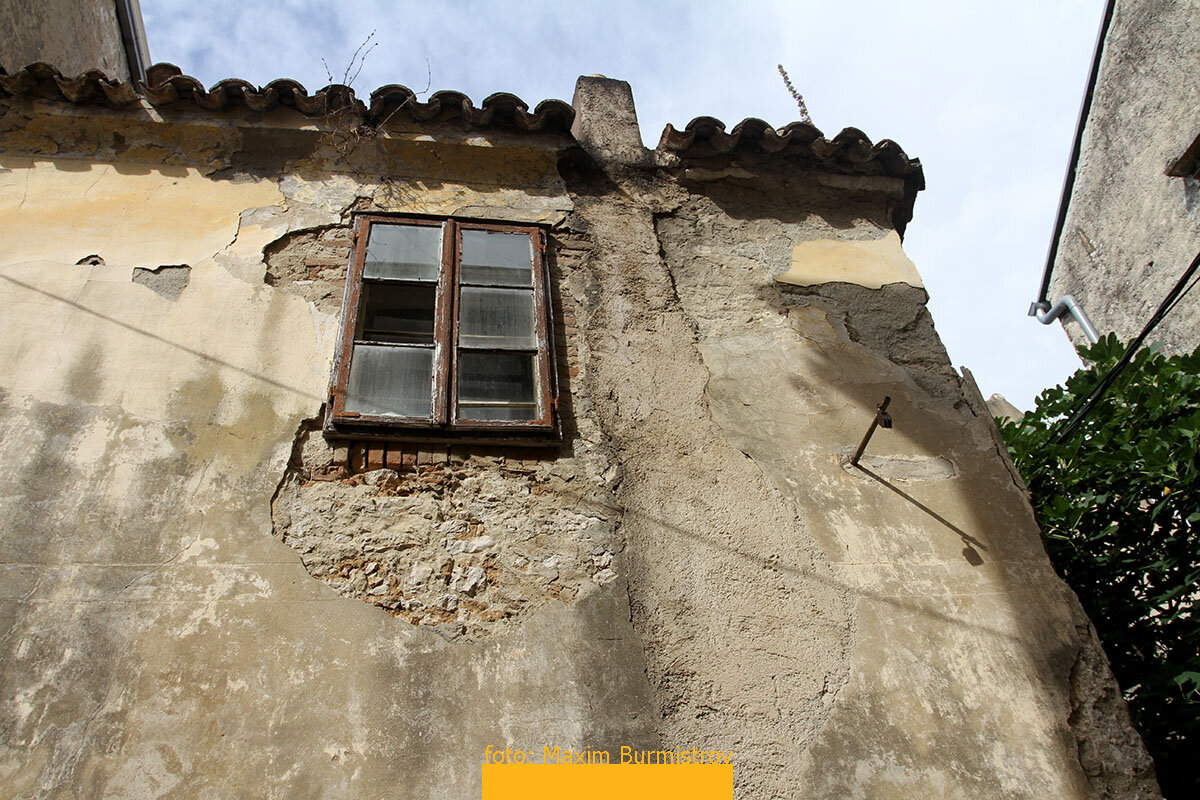 Окрашенная штукатурка - бюджетный путь, но, на мой взгляд, ущербный.
На фото хорошо видны все технологические слои такого способа отделки и перспективы фасада через годы.
Нови- Винодольски, Хорватия.
