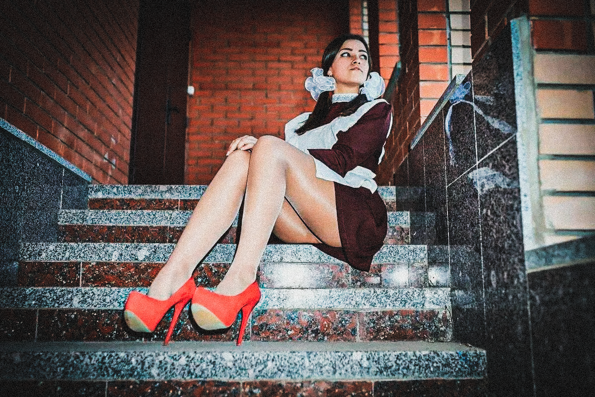 1988 год, пустынный маленький скверик в центре Москвы. На одной из лавочек в странной позе сидела юная девушка. «Пьяная?