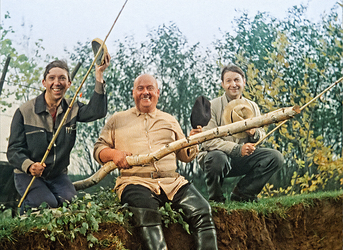 Колоритная гайдаевская троица – очень смешная и смотрится цельной. Но как могли сойтись такие разные персонажи? Впервые они появляются в короткометражке «Пёс Барбос и необычный  кросс» 1961 года.