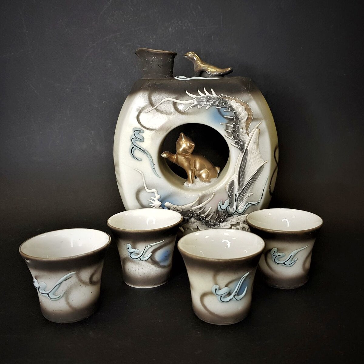 Набор для саке с литофанией на дне стопок. Япония, 1930 - е гг. Высота 13,5 см. https://ru.bidspirit.com