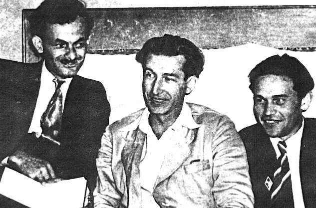 Булат Окуджава и Николай Панченко в редакции газеты "Молодой Ленинец"