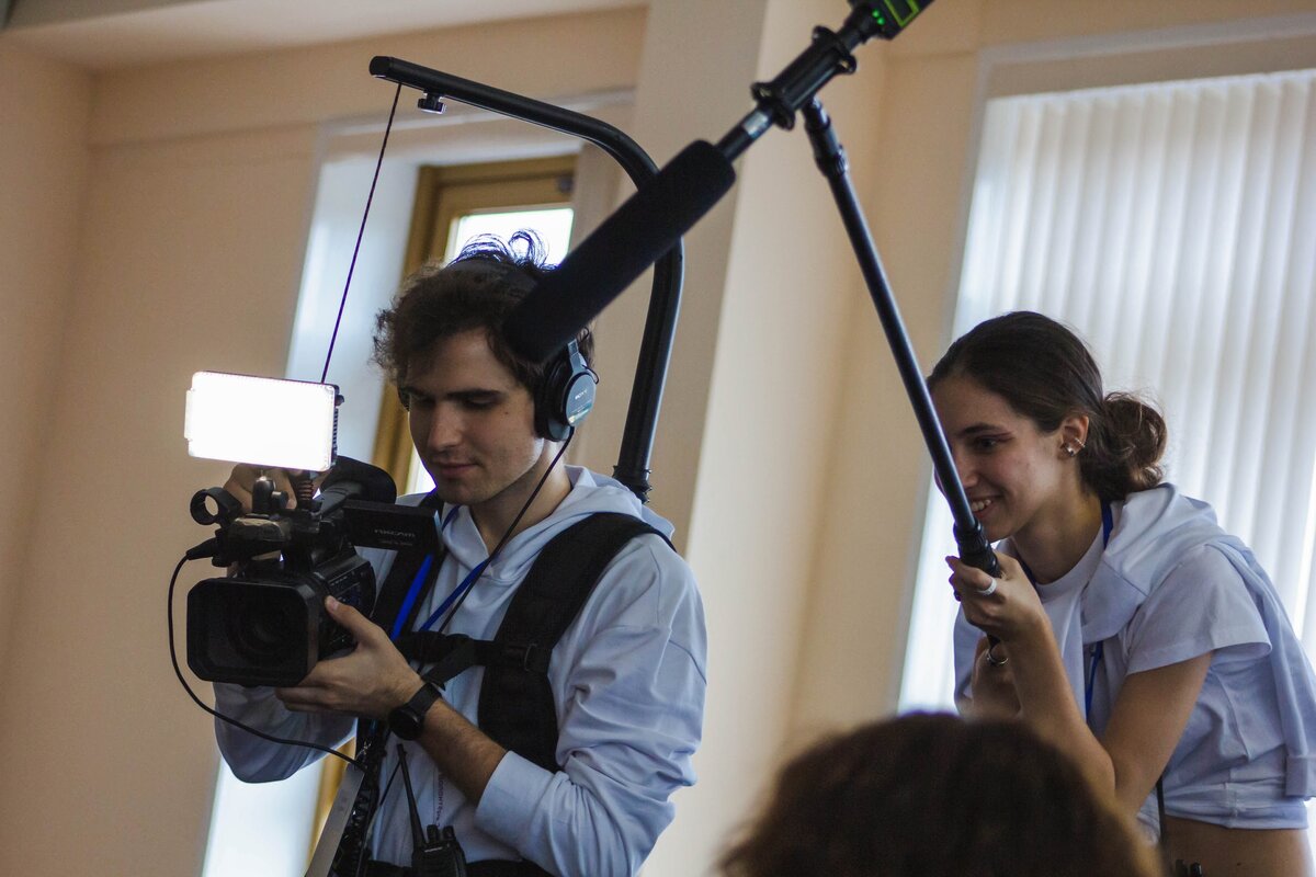 Съёмочный процесс Никиты: на фото Школа Волонтёра 2022 и съёмки на Покровке для «По ту сторону»