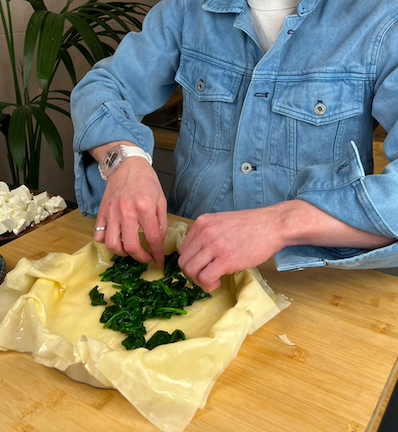 Выложить первым слоем начинки шпинат.