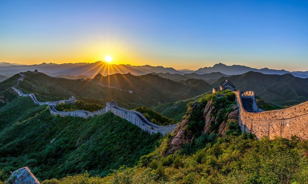 яркие абстрактные пейзажи великой китайской стеной фото