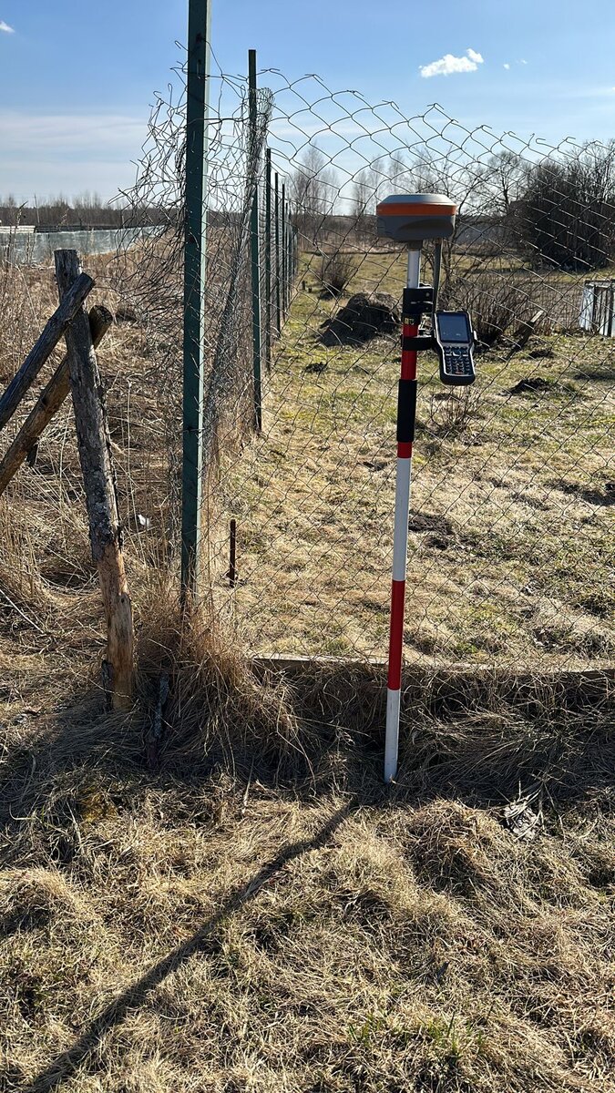 Отметка геодезиста нашей точки. Придётся соседу забор двигать. (фото из личного архива)