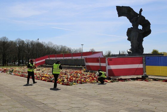    Возложение цветов в Риге в День Победы