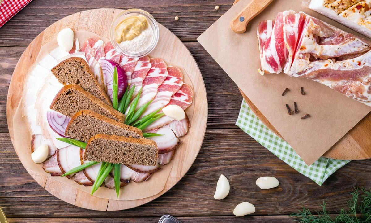 50 грамм сала. 100 грамм сала. 30 грамм сала. Сало нарезанное соломкой. Сало свиное калорийность на 100 грамм.