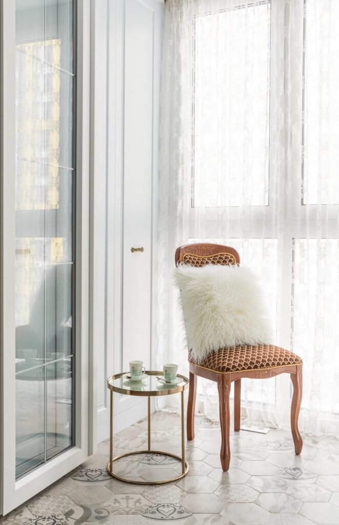 На месте кухни разместили полноценную спальню. Из однушки - необычная двушка