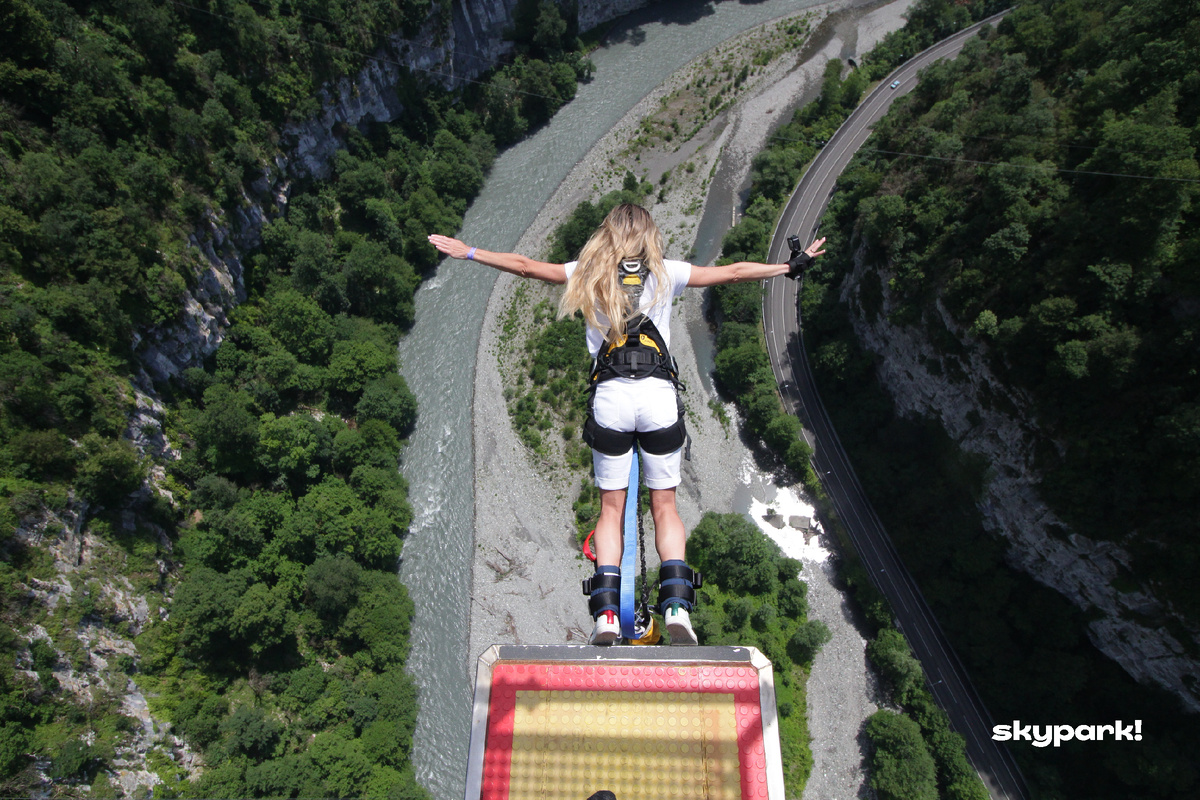 То что нас не убивает - делает нас сильнее и точно увереннее! Это моя смелая жена. Прыгала раза три.  Я же не рискнул ни разу. 