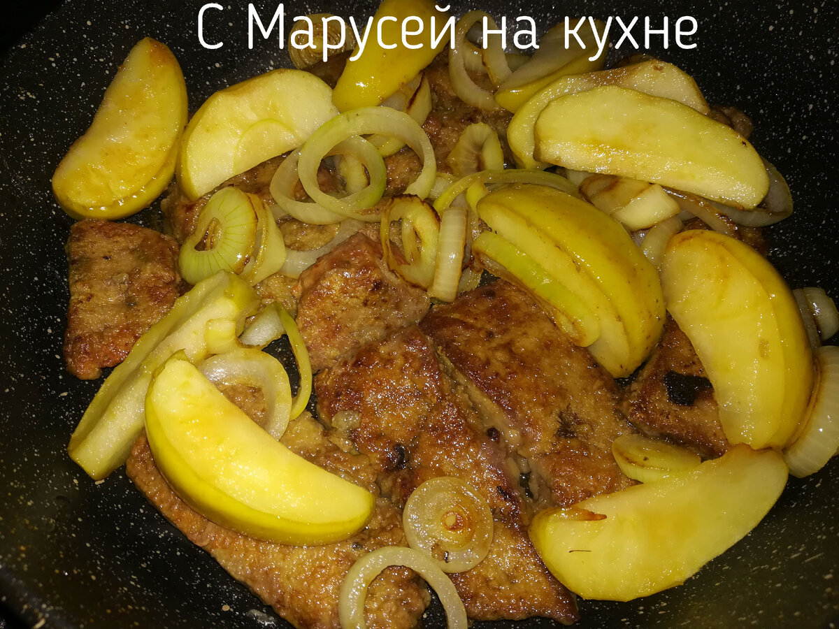 Печень с яблоками в банке духовке. Жареная печень с яблоками и луком на сковороде. Печень с яблоками и луком в духовке. Гарнир к печени говяжьей жареной с луком. Печёнка говяжья жареная с луком и гречка.