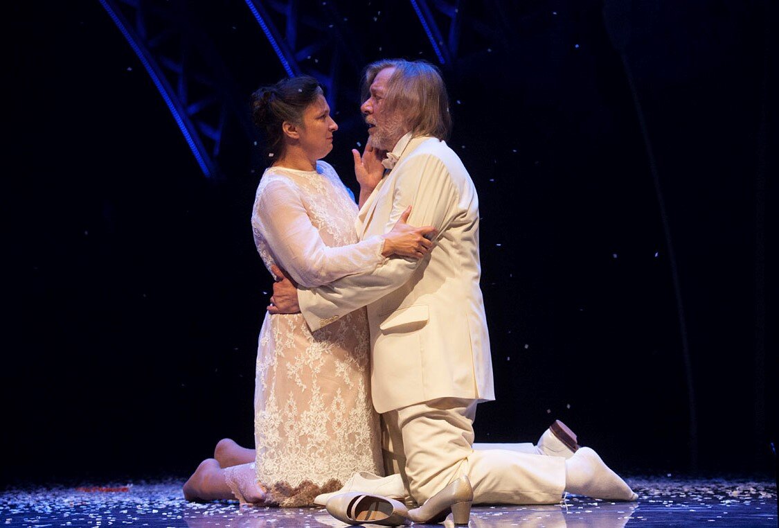 Олеся Железняк и Виктор Раков в спектакле "Последний поезд"