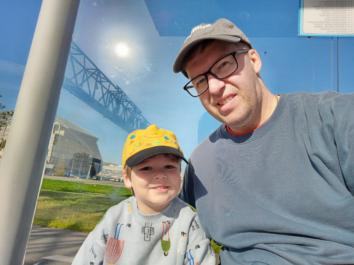 Сидим на остановке