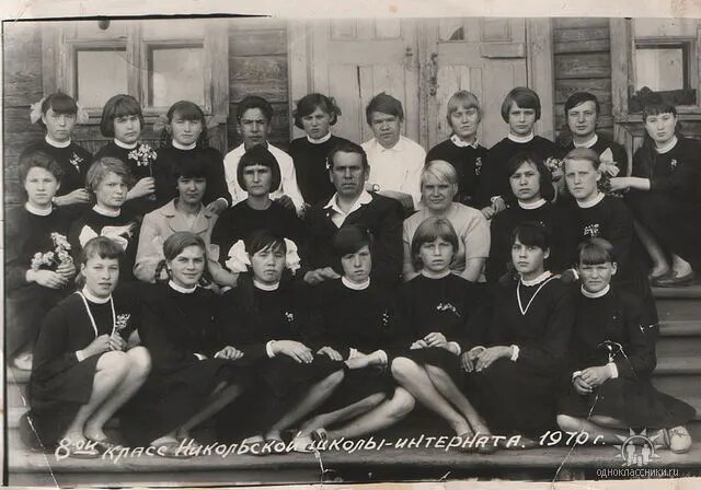 Маша вторая слева, между Тамарой и Сашей. Я справа от парнишки в белой рубашке по фамилии Инете, около меня Тамара, следующая Таня (привет, Танюша) В центре мой папа.