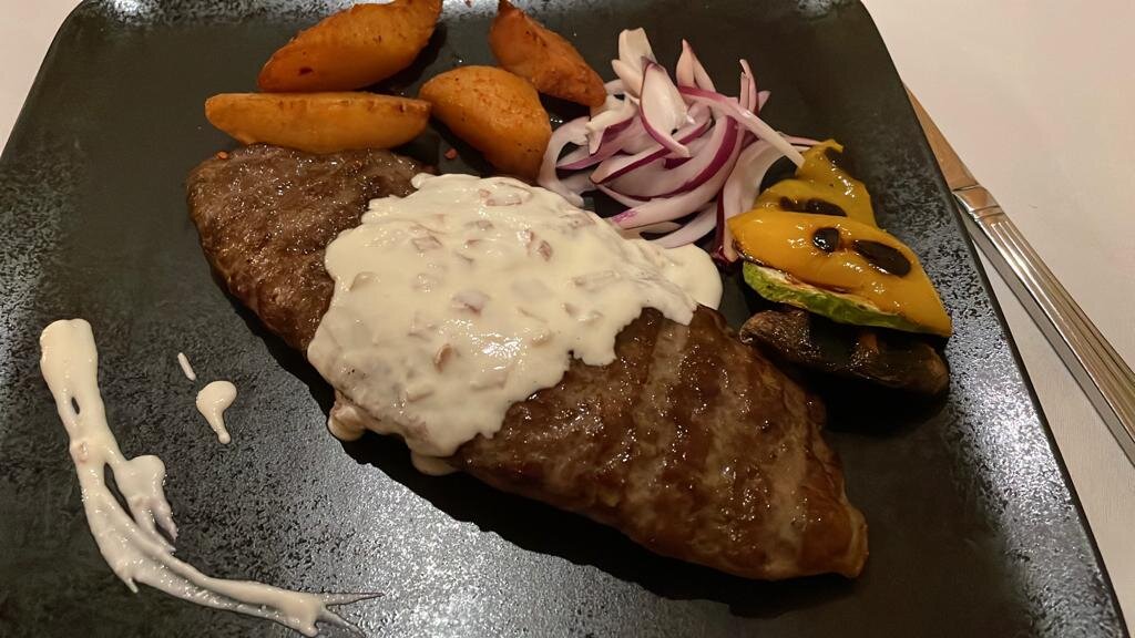 Гибрид гурманской плескавицы с соусом на основе каймака. Называется Златиборска плескавица, фото автора в одном из ресторанов Южно-Сахалинска