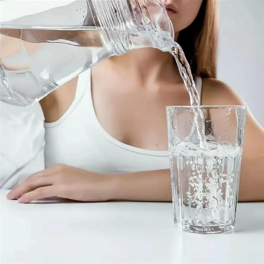 Почему сильная жажда. Девушка пьет воду. Девушка пьет стакан воды. Пить соду. Женщина со стаканом воды.