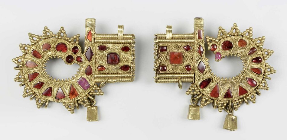 Два зооморфных украшения, украшенных красными камнями и мелкими золотыми крупинками, Причерноморье, 4./5. век нашей эры.