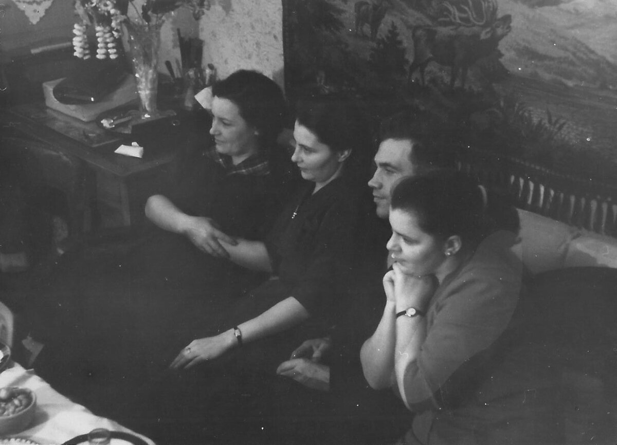 Ковер с оленями пожалуй самый популярный в советском интерьере.