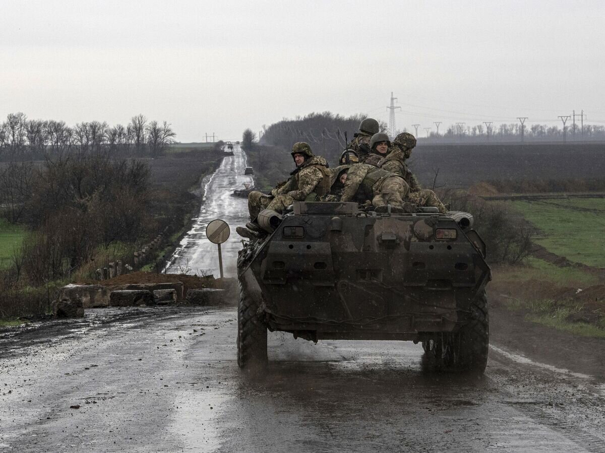    Украинские военные на дороге в районе Угледара© AP Photo / Evgeniy Maloletka