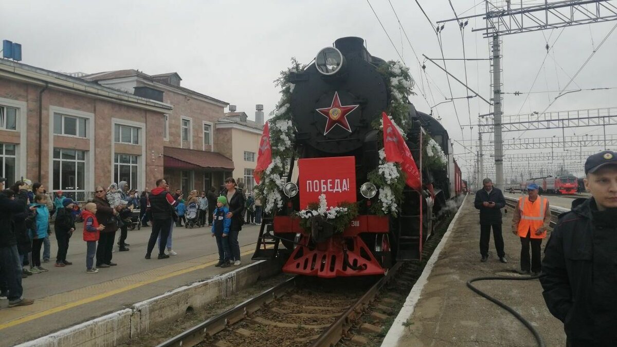     На станции Пермь-2 ретро-поезд встречали сотни пермяков.