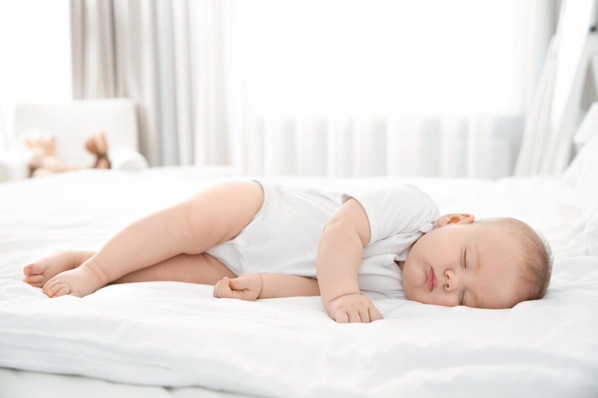 Ребенку 6 месяцев часто просыпается. Спящий ребенок. Малыш кровать. Ребенок в кроватке.