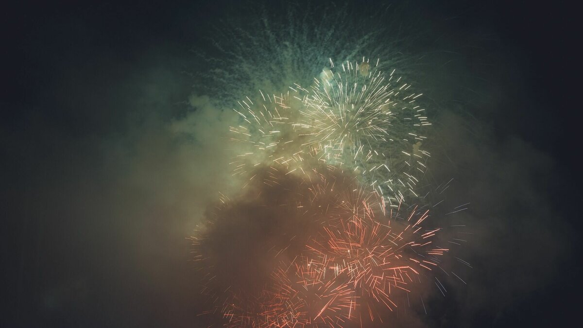     Крупный пожар случился в Тюмени по улице Воровского. На портале областной думы опубликовали законопроект, в котором сказано, что тюменцы потратили на нужды губернатора крупную сумму. Тем временем начались майские праздники, а традиционных салютов завтра и 9 мая, увы, не будет.