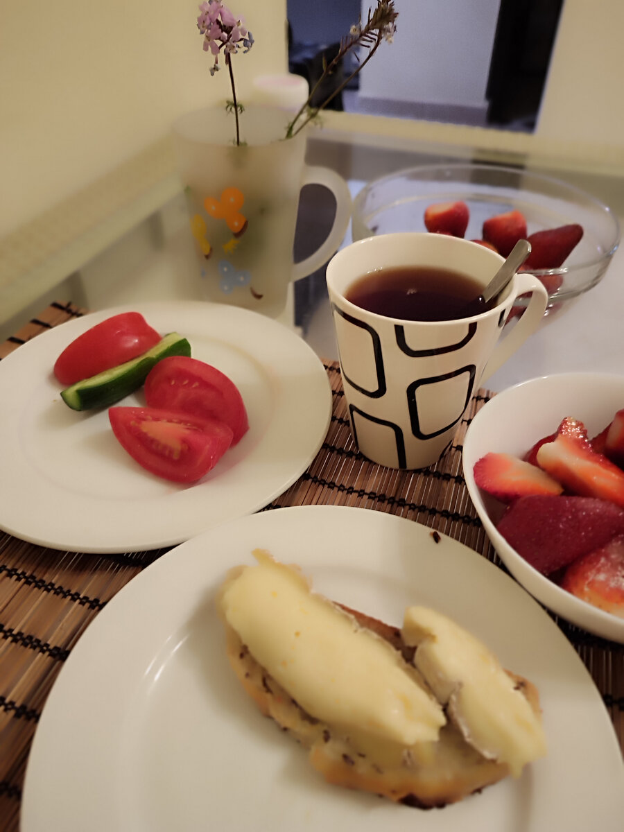 Бутерброд с сыром бри и клубника 
