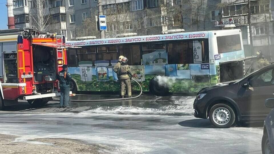     Пострадавших нет. Пассажиры самостоятельно эвакуировались их автобуса.