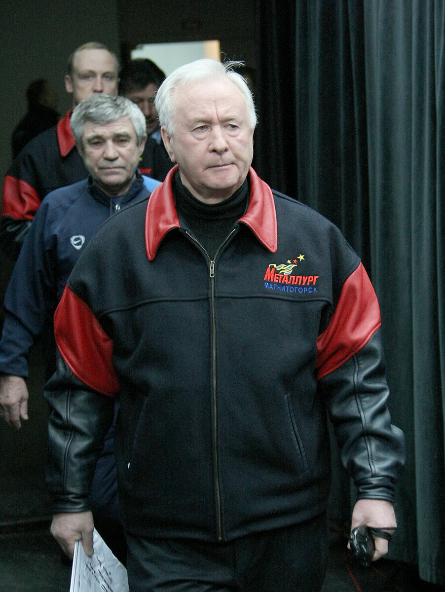 На фото: главный тренер «Металлурга» в плей-офф чемпионата России 2008 года Валерий Постников.