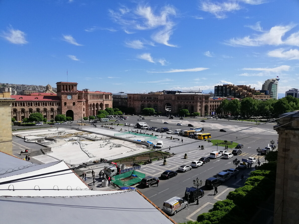 Вид на Площадь республики из кафе