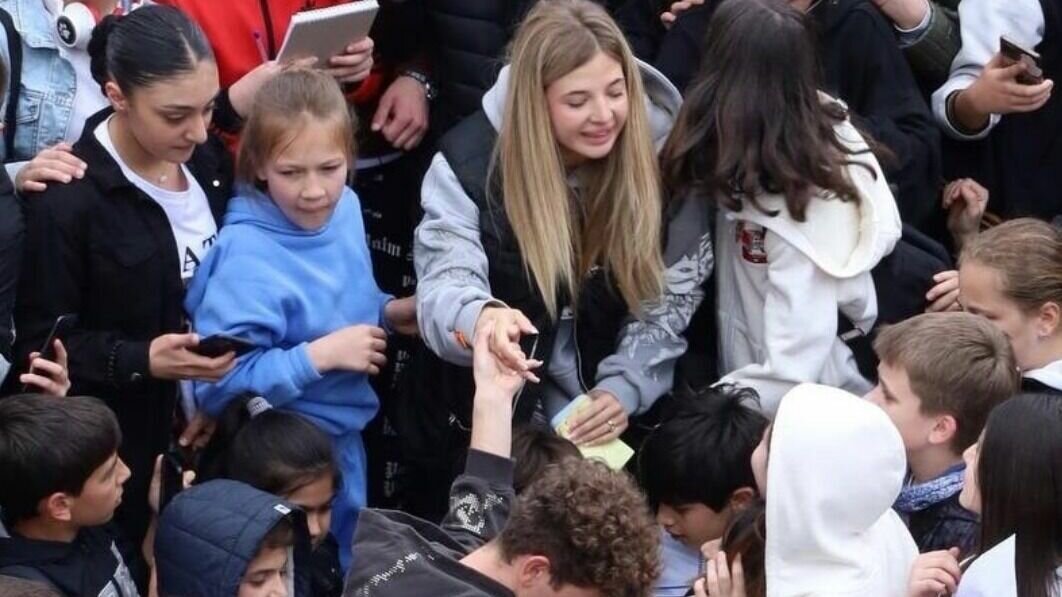     Встреча волгоградской блогерши Ани Покров с поклонниками в Ереване закончилась жуткой давкой, сообщила в соцсетях девушка. Из-за этого инцидента мероприятие пришлось срочно прервать.