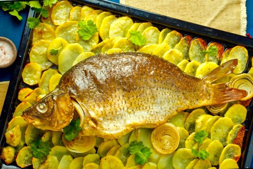 Приготовить карпа кусочками в духовке. Карп фаршированный. Карп, запеченный на луковой подушке. Голова карпа. Карп уха.