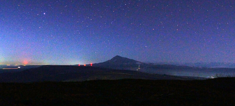 Если верить описаниям, то это и есть гора Казыгурт. По навигатору до главной вершины хребта по прямой около 12 км, но кажется, что гора гораздо ближе. У меня всегда было плохо с глазомером, да и вообще, я заметил, что у гор есть свойство казаться ближе, чем они есть.