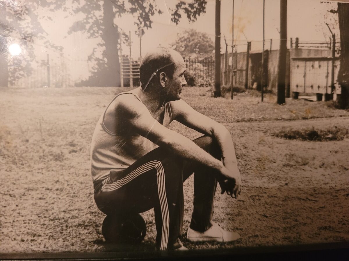 Моя самая любимая папина фотография. Когда выходила замуж и уезжала из родительской квартиры, забрала ее в тот дом. Обратно вернулась тоже вместе с ней.