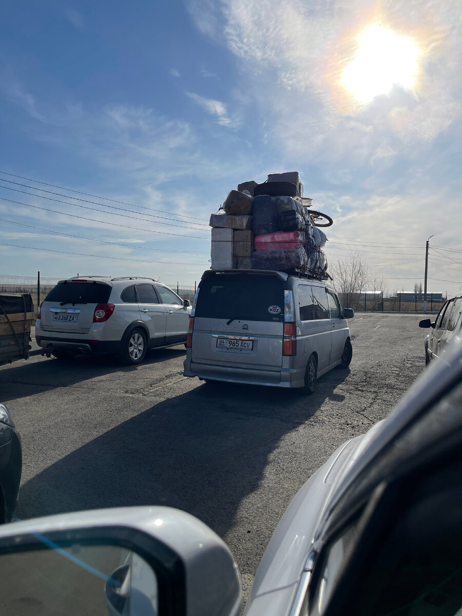 Одних осматривают быстро, других дольше… кто что везёт 🤪