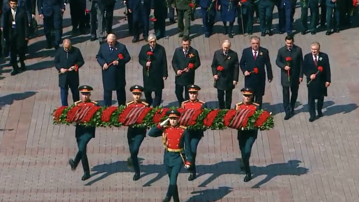 Президент с гостями - руководителями республик СНГ на возложении венка к могиле Неизвестного солдата.