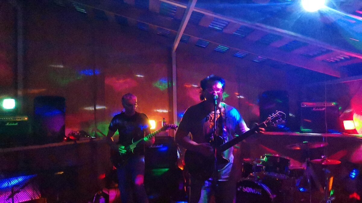 Летняя сцена, где творятся чудеса. Группа "Нереальность" в сопровождении роботов высекает искры из гитар