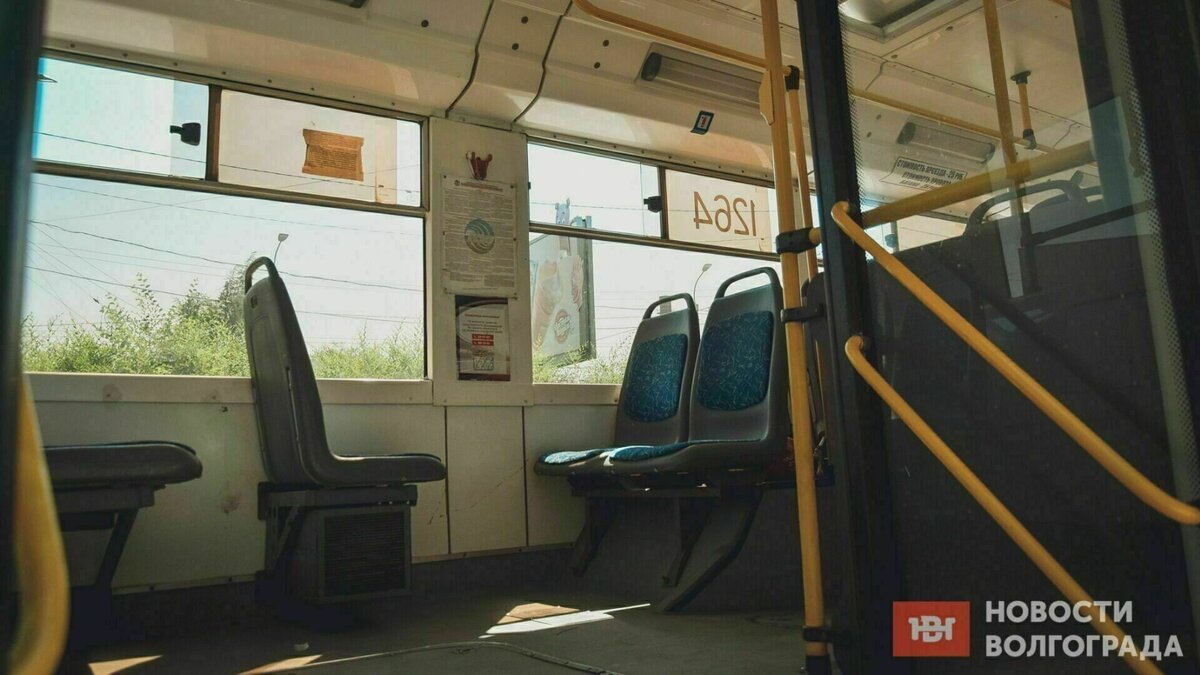    Молодой человек и мужчина сцепились в автобусе №85 в Волгограде. Как отмечают очевидцы в соцсетях, конфликт произошел из-за того, что парень громко матерился во время разговора по телефону.