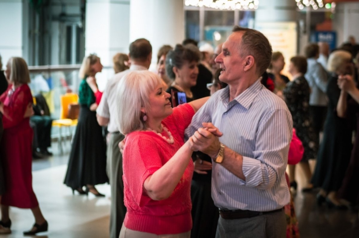    «Пляшем и не устаём». Пенсионеры находят любовь на танцах в Новосибирске