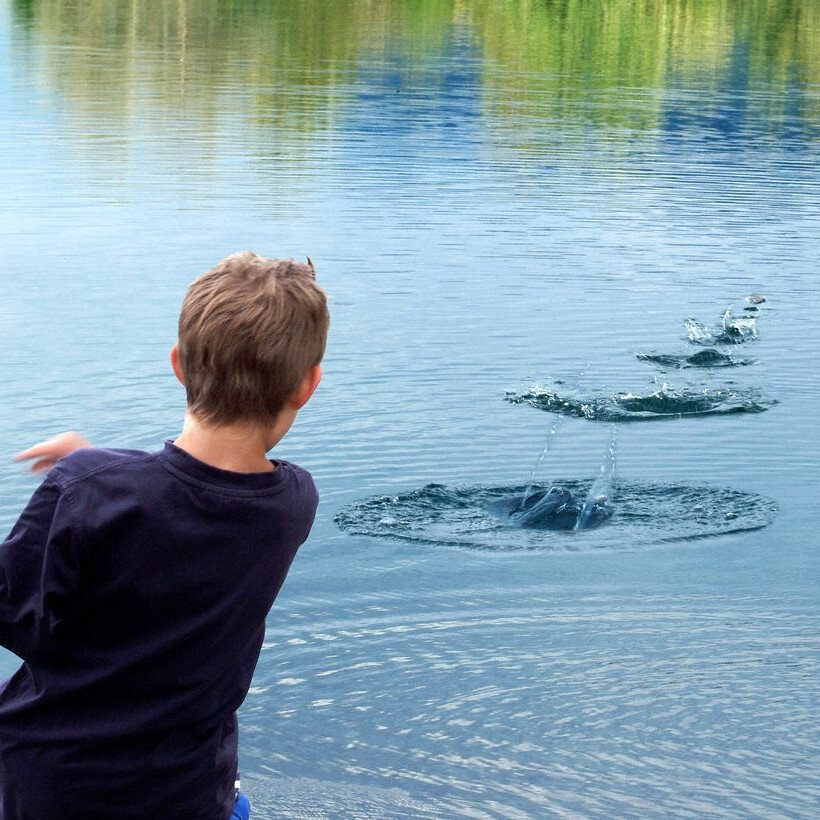 Игра в блинчики на воде