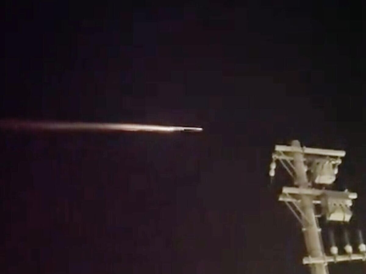    Объект неизвестного происхождения в небе над Японией© Кадр видео очевидца