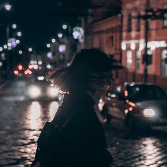 Фото из открытых источников интернета. https://www.pexels.com/photo/woman-in-black-jacket-carrying-backpack-with-tousled-hair-walking-on-the-street-at-night-2389349/